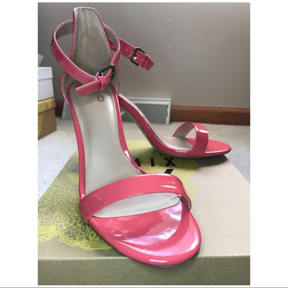 Peach/pink heels 👠